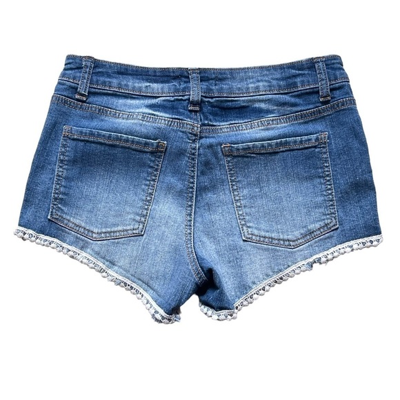 Altar’d State Women’s Blue Denim Shorts Size 27 Raw Hem Crochet Detail Stretchy - Picture 4 of 8